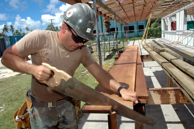 ebeniste-FREJUS-min_worker_construction_building_carpenter_male_job_build_helmet-893290